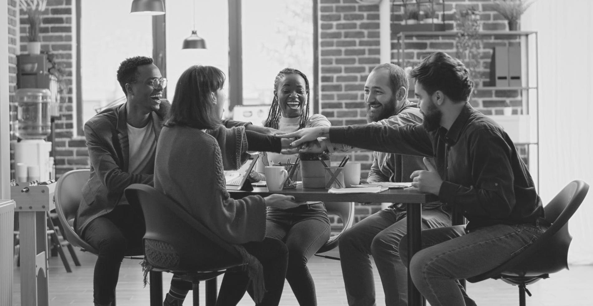 Profesional analizando datos financieros en entorno de oficina moderno