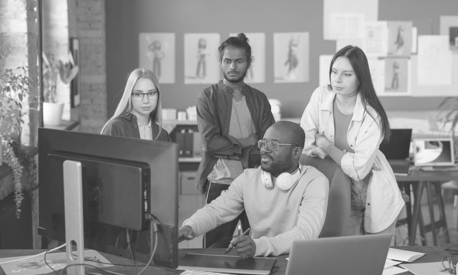 Equipo revisando documentación presupuestaria en sala de reuniones