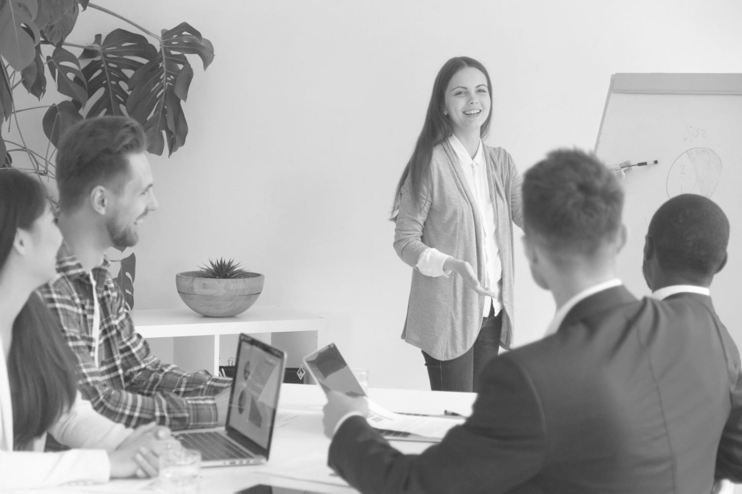 Análisis de variaciones presupuestarias en pantalla